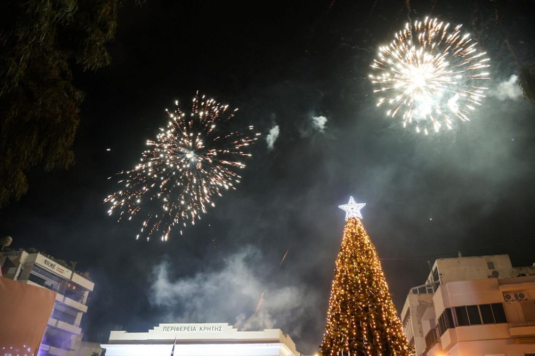 Το Χριστουγεννιάτικο Δέντρο στο κέντρο του Ηρακλείου.