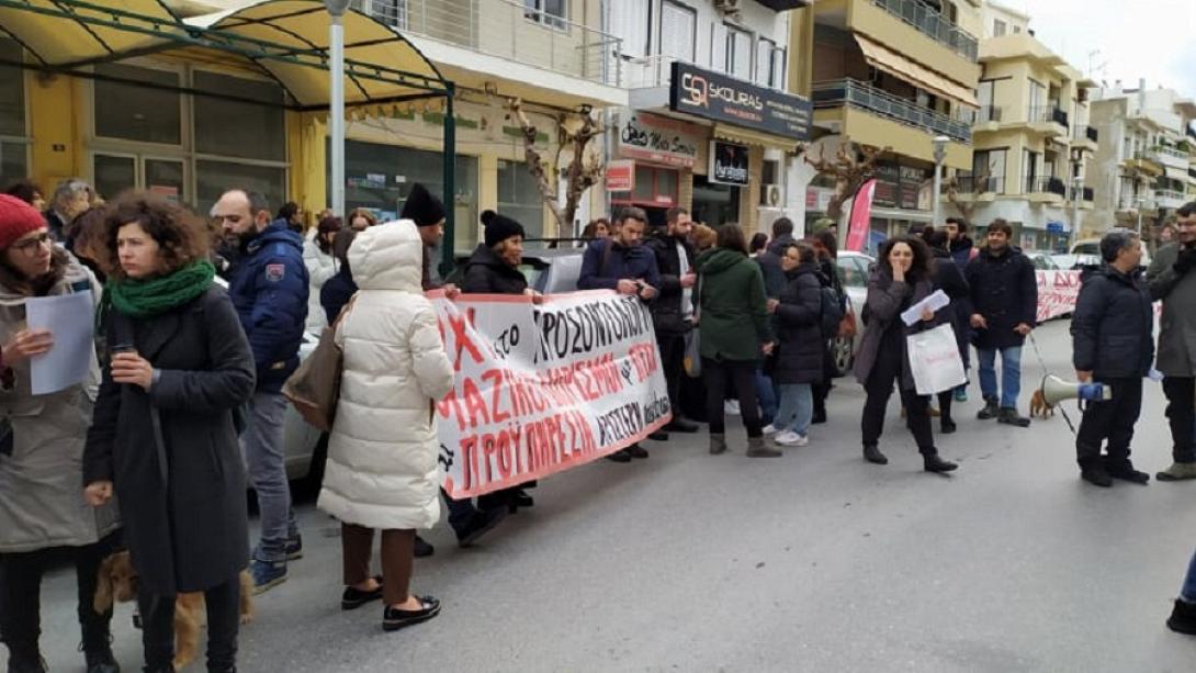 Έξω από την περιφερειακή διεύθυνση Κρήτης