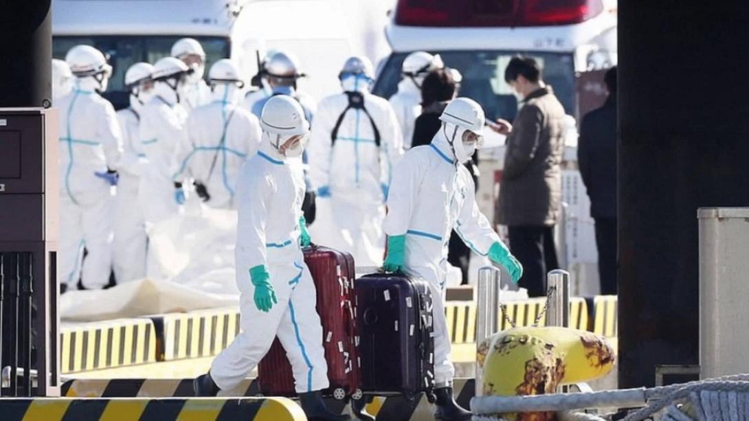 Εξειδικευμένο προσωπικό κάνει ελέγχους σε κάθε σημείο του κρουαζερόπλοιου για τυχόν ασθενείς.