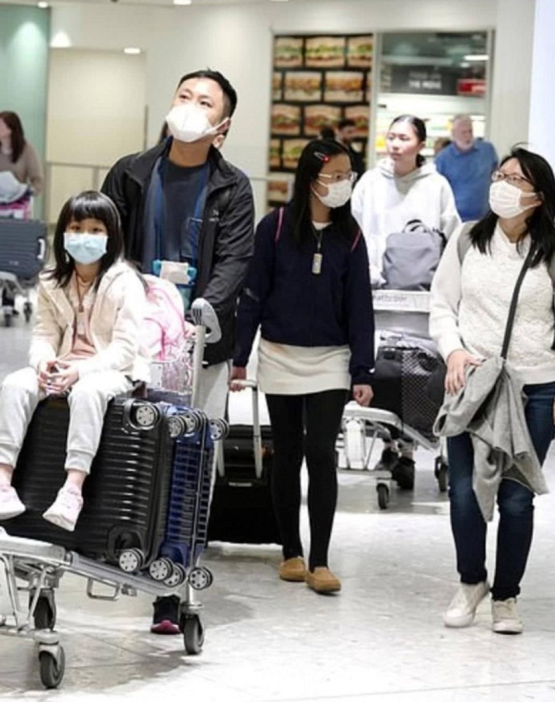 Με κάθε προφύλαξη ταξιδεύουν οι επιβάτες στα αεροδρόμια.