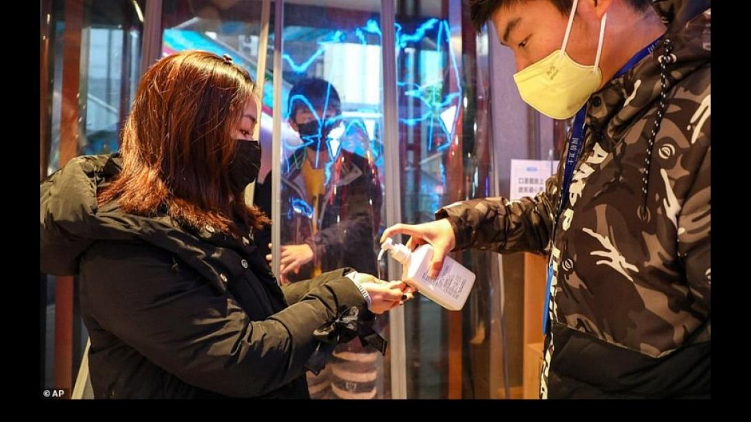 Απολυμαίνουν και τα χέρια τους οι κινέζοι