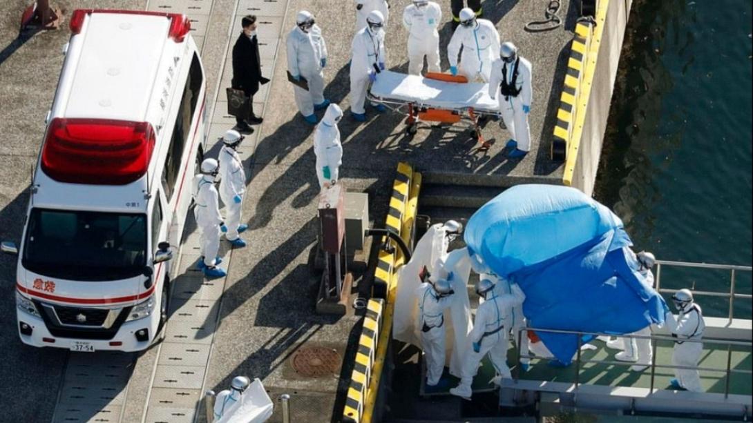 Τα συνεργεία εξετάζουν τους επιβάτες και μεταφέρουν στα νοσοκομεία όσους έχουν προσβληθεί από τον ιο.