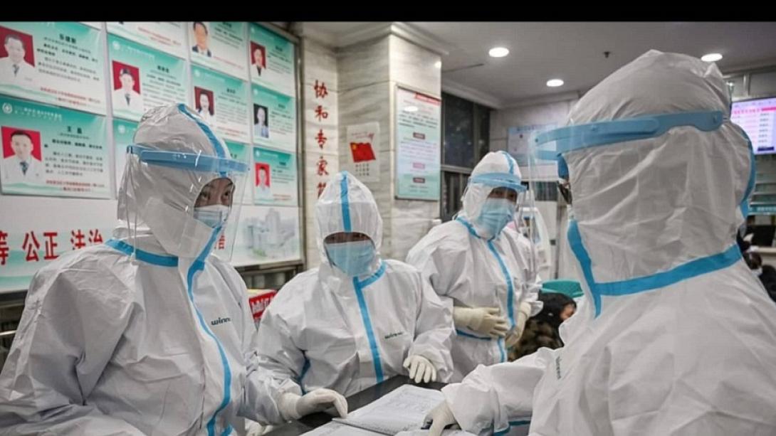 Το ιατρικό προσωπικό με τις ειδικές στολές