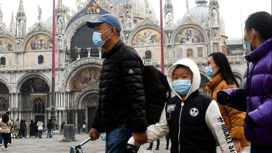 Τουρίστες στην πλατεία του Αγίου Μάρκου στη Βενετία.