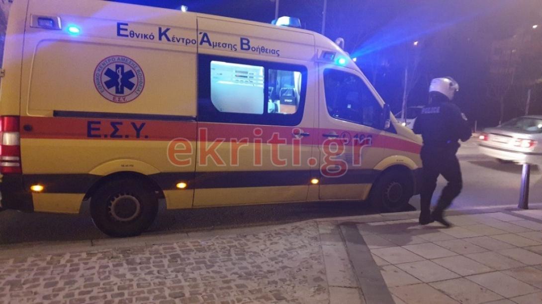 Το ασθενοφόρο μετέφερε τη νεαρή στο νοσοκομείο.