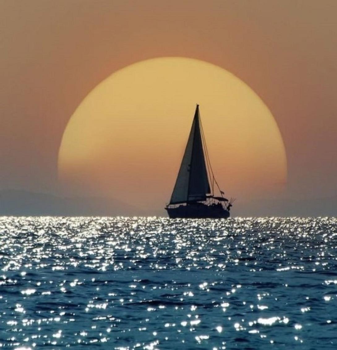 θάλασσα-πανσέληνος