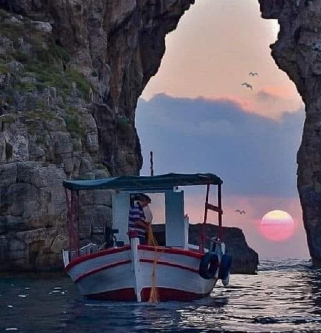 θάλασσα-ψαράς-πανσέληνος