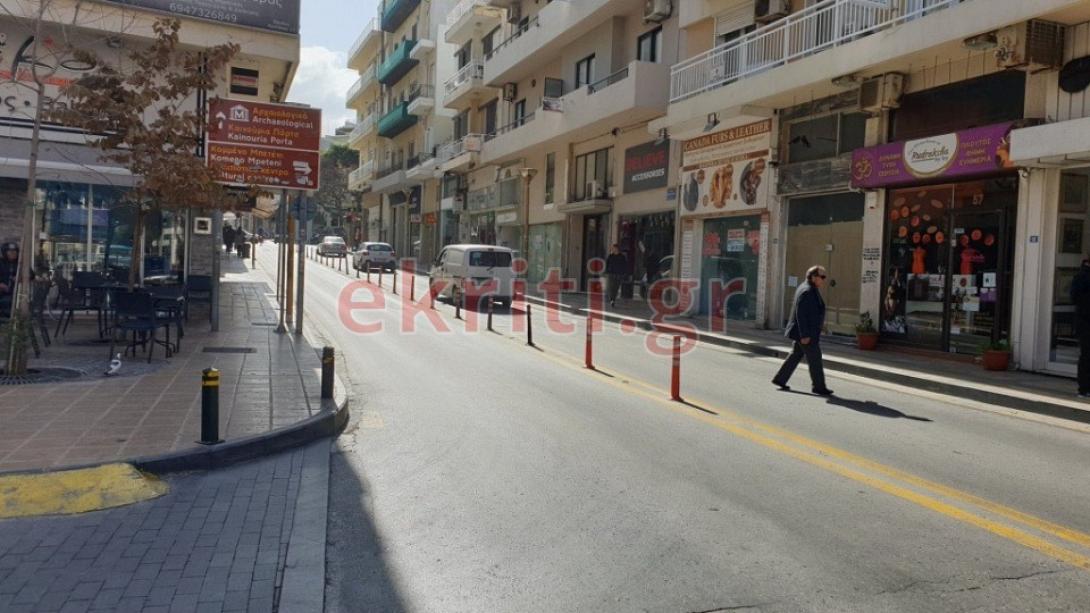 Η οδός Αγίου Μηνά, με λίγα αυτοκίνητα και ακόμα λιγότερο κόσμο να κυκλοφορεί.