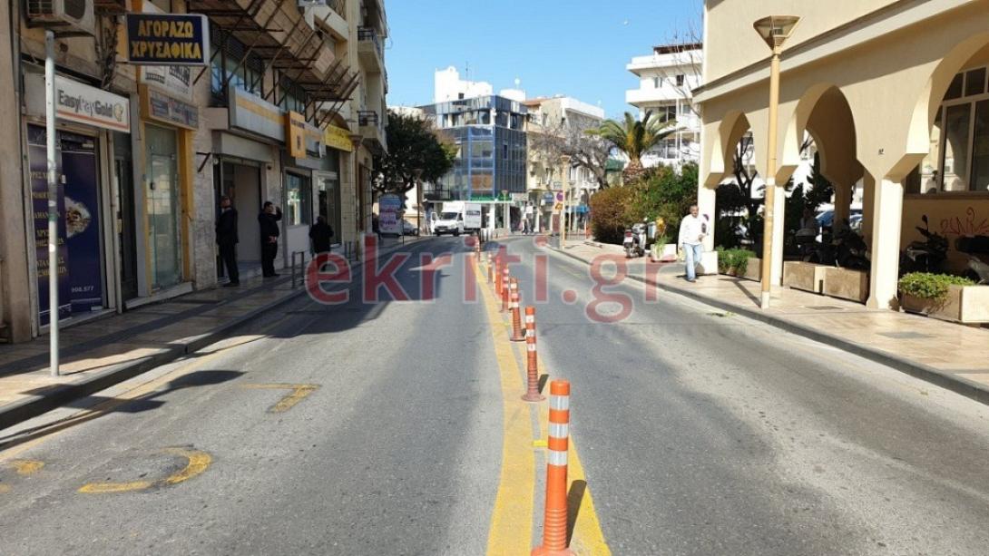 Άδειος ο δρόμος μπροστά από τον Ι.Μ.Ν του Αγίου Μηνά και την Αρχιεπισκοπή Κρήτης.