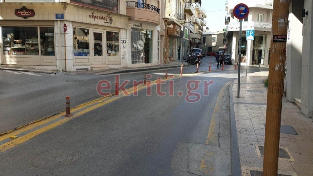 Η οδός Κυρίλου Λουκάρεως, άδεια από οχήματα.