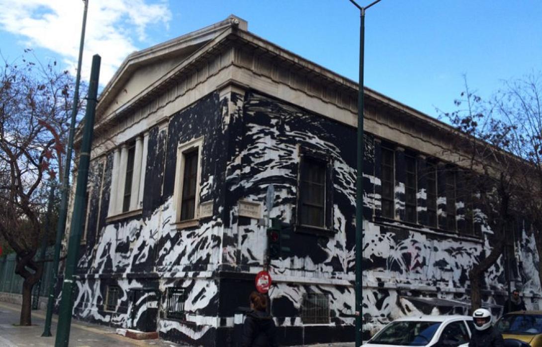 Διχάζει το γκράφιτι που κάλυψε σε μία νύχτα το Πολυτεχνείο