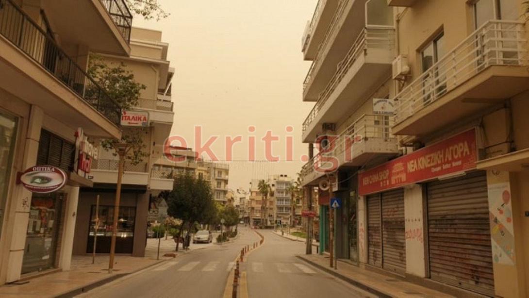 Ο δρόμος προς την πλατεία Κορνάρου εντελώς άδεις από οχήματα.