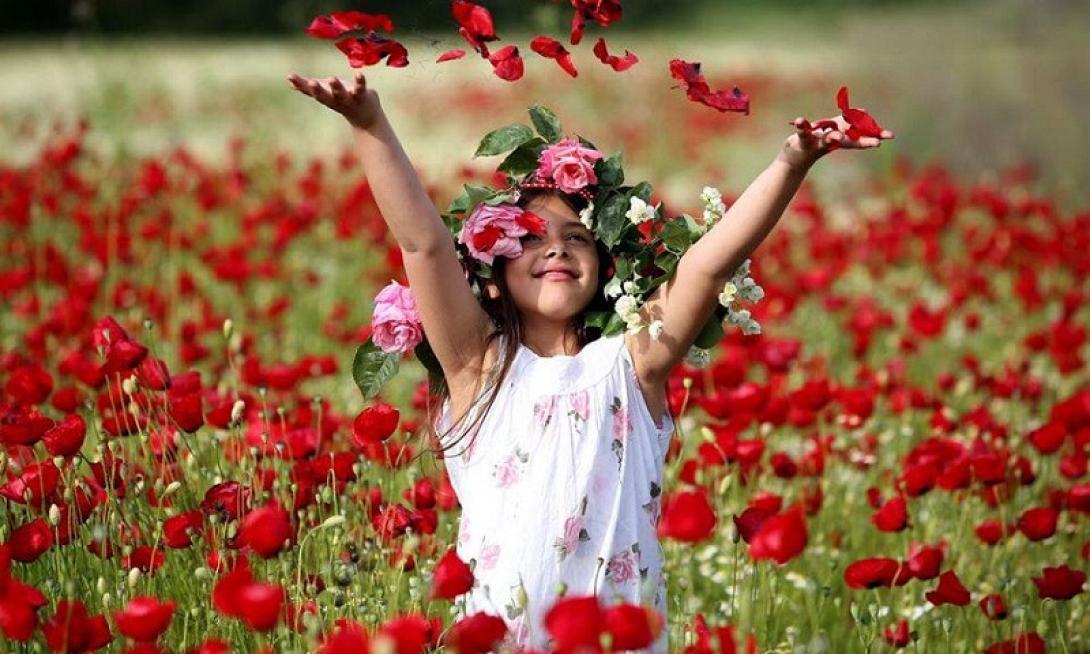 πρωτομαγιά παπαρούνες κορίτσι