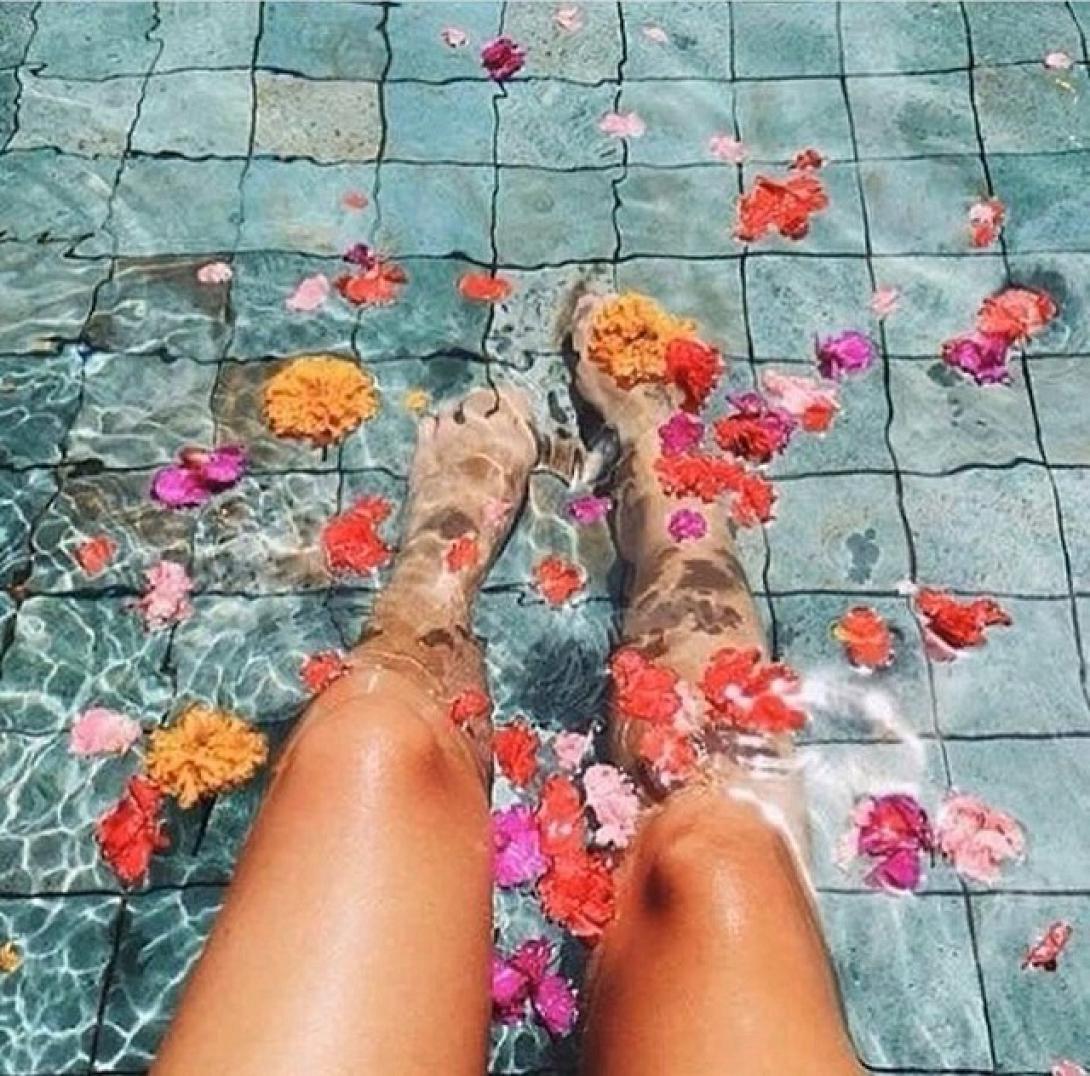 γυναίκα  κολύμπι πισίνα καλοκαίρι