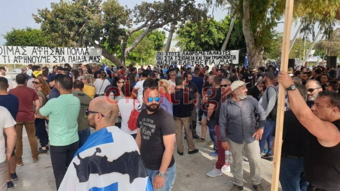 Πολίτες από πολλές περιοχές της Κρήτης συγκεντρώθηκαν στο Ηράκλειο.