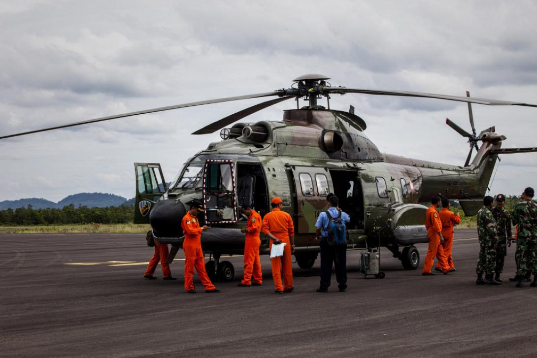 Iνδονησία: Δύτες ανέσυραν άλλα τέσσερα πτώματα από το αεροσκάφος της AirAsia 
