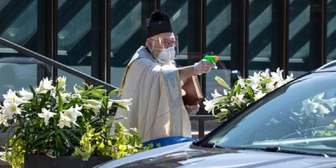 Ιερέας στις ΗΠΑ ψέκασε αγιασμό