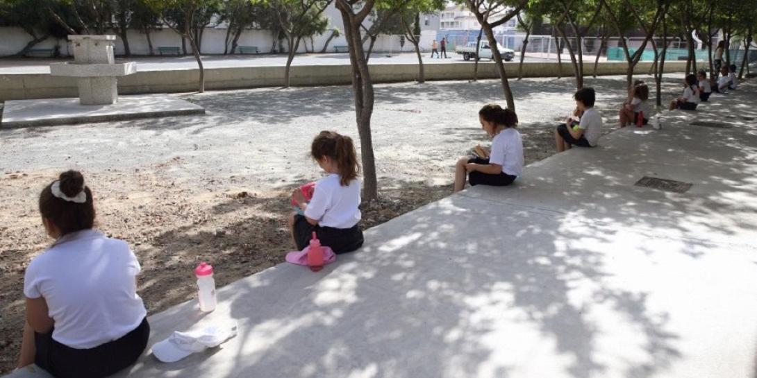 Τα παιδιά απολαμβάνουν το διάλειμμά τους, στις νέες συνθήκες. 