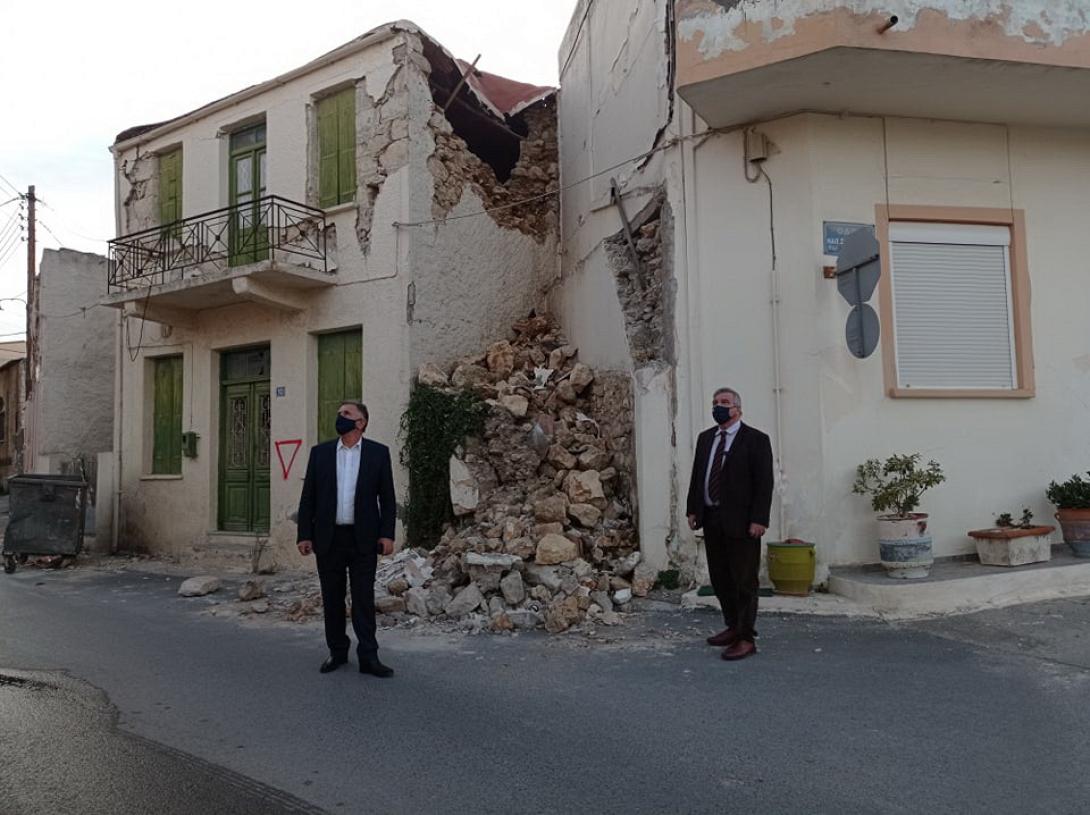 Μπροστά στα χαλάσματα σπιτιού ο κ Καστανίδης με τον δήμαρχο Μινώα Πεδιάδος