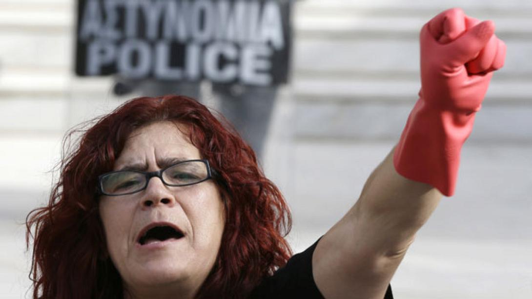 Τo BBC για τις καθαρίστριες του ΥΠΟΙΚ: «Η επανάσταση του πλαστικού γαντιού»