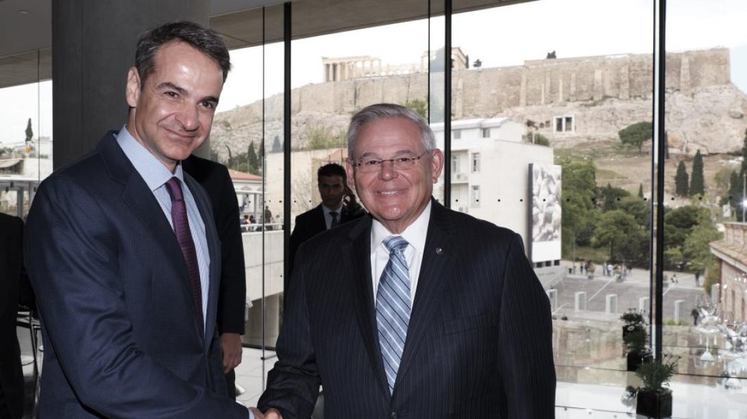 μητσοτακης μενεντεζ.jpg