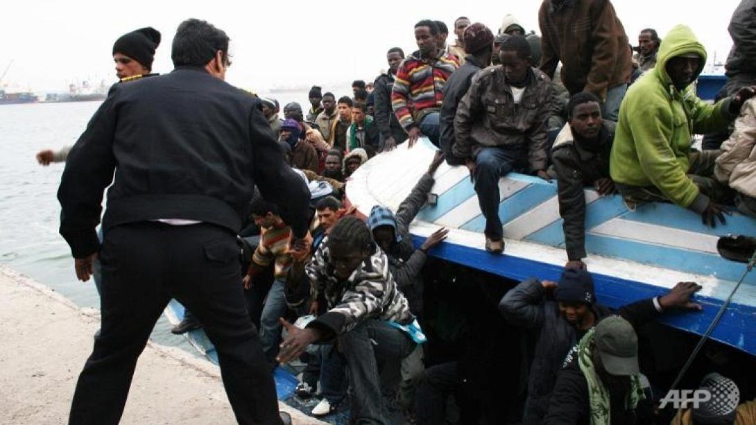 a-libyan-policeman-helps.jpg