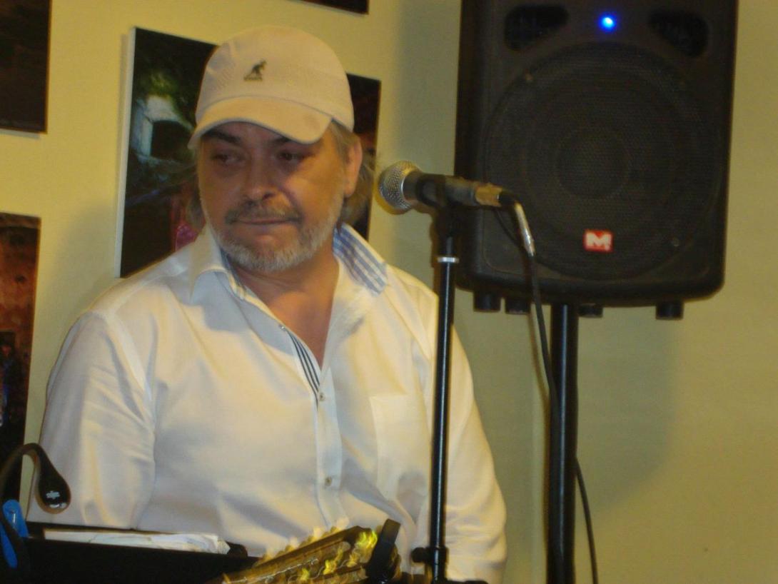 Μια μουσική βραδιά με τον Άκη Κάργατζη στην πλατεία Κοραή