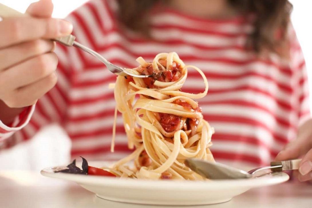 γυναίκα τρωει μακαρόνια