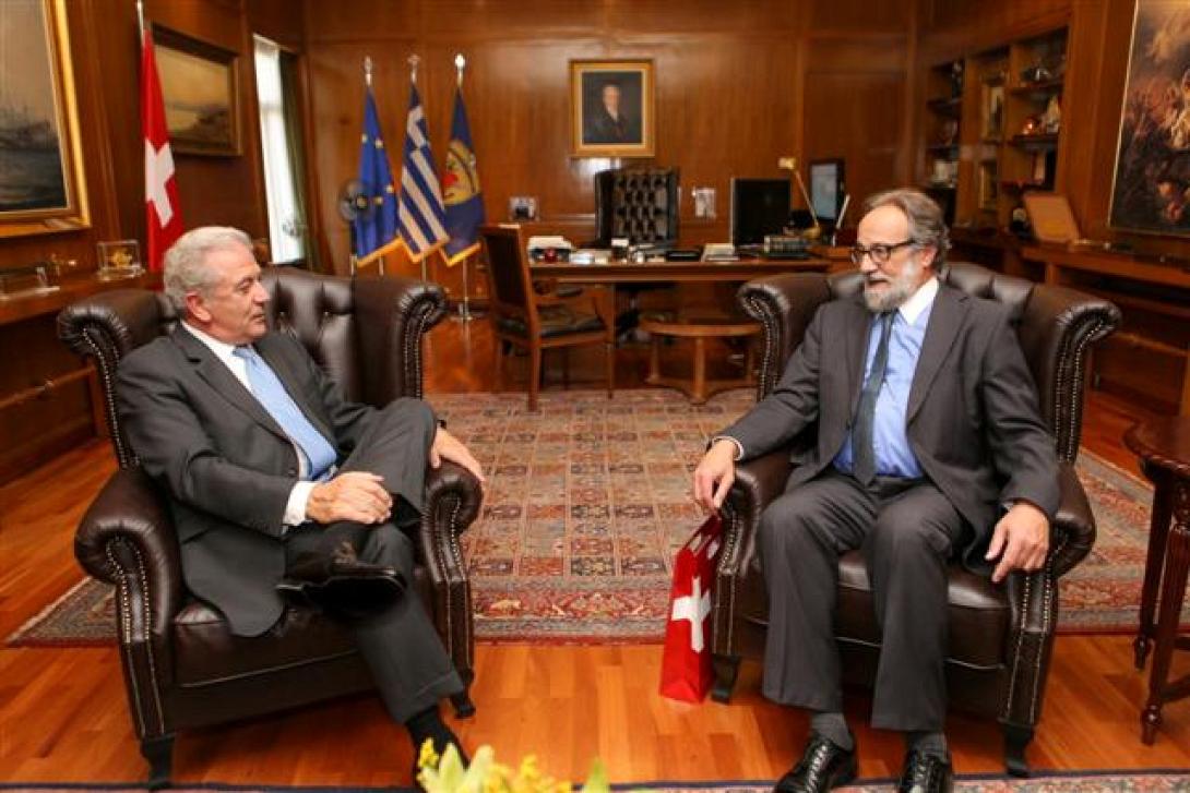 Συνάντηση Αβραμόπουλου με τον Πρέσβη της Ελβετίας