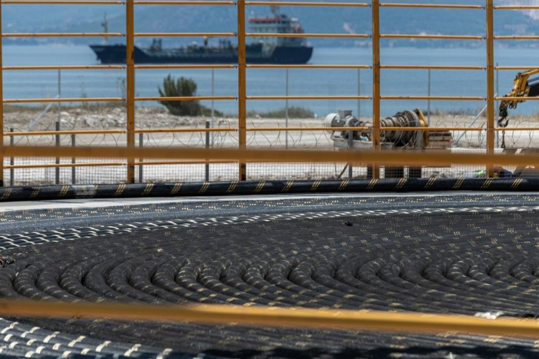 Η πρώτη θαλάσσια διασύνδεση της Κρήτης με την ηπειρωτική χώρα αποτελεί τη μεγαλύτερη σε μήκος καλωδιακή διασύνδεση εναλλασσόμενου ρεύματος παγκοσμίως.