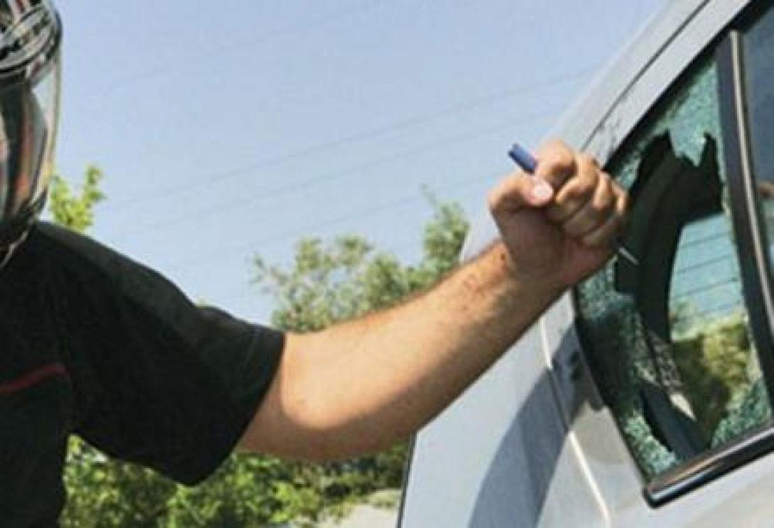 'Εσπαζαν το ένα μετά το άλλο παρκαρισμένα αυτοκίνητα στην Αγία Μαρίνα