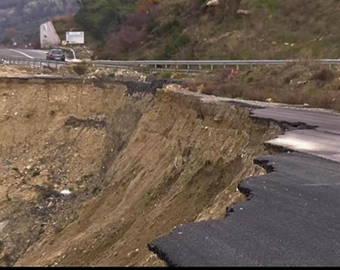 Προβλήματα κατολισθήσεων στο δρόμο Ηράκλειο - Μεσαρά.jpg