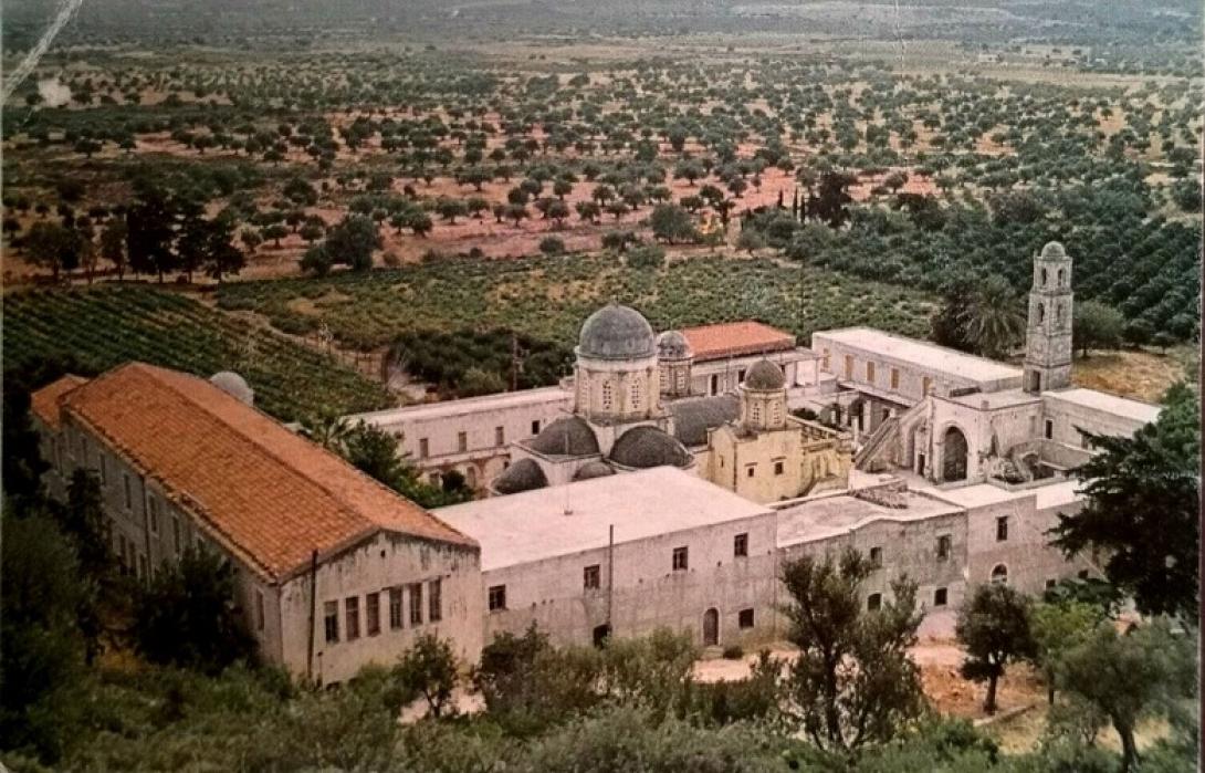 Αγία Τριάδα Τζαγκαρόλων: Το 1821 οι μοναχοί που ζούσαν εκεί κατάφεραν να διαφύγουν, αφήνοντας όμως πίσω όλα τα ιστορικά κειμήλια και χειρόγραφα που είχαν συγκεντρώσει στη μονή, που πυρπολήθηκαν από τους Τούρκους