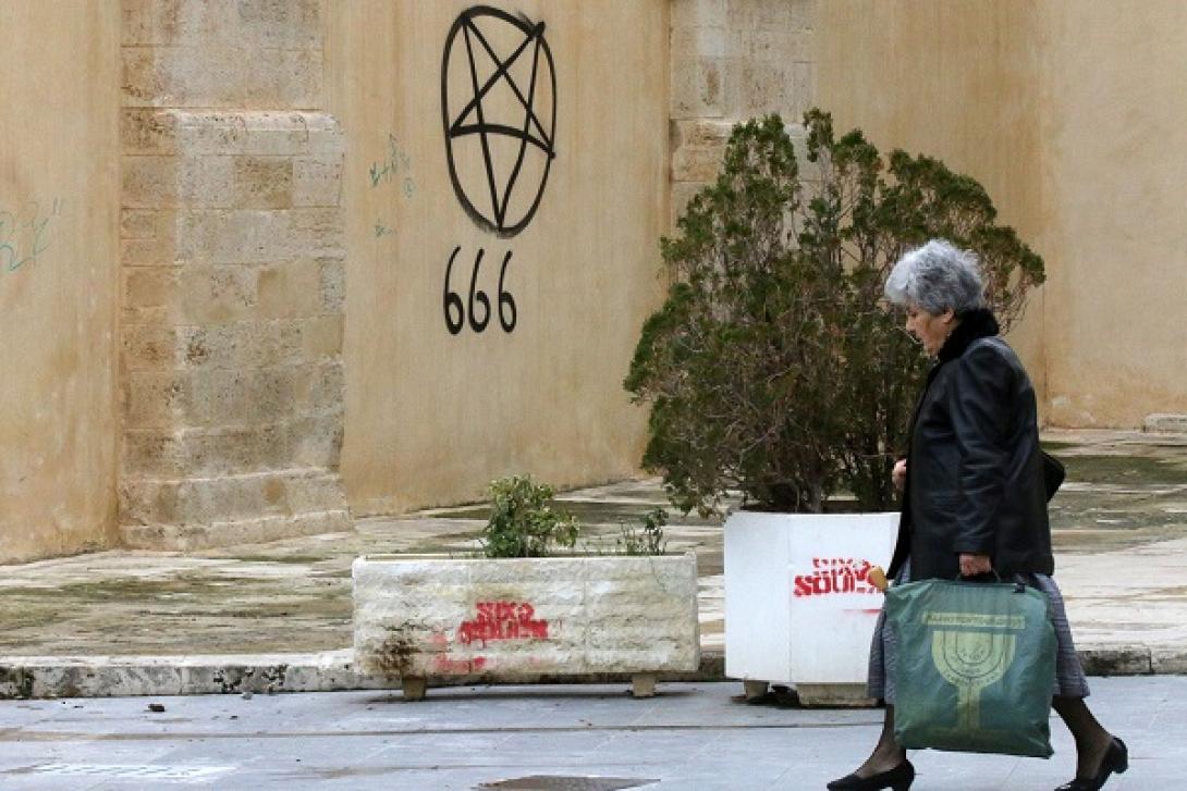 Θύμα... συνθηματογράφων έπεσε η Αγία Αικατερίνη (φωτο)