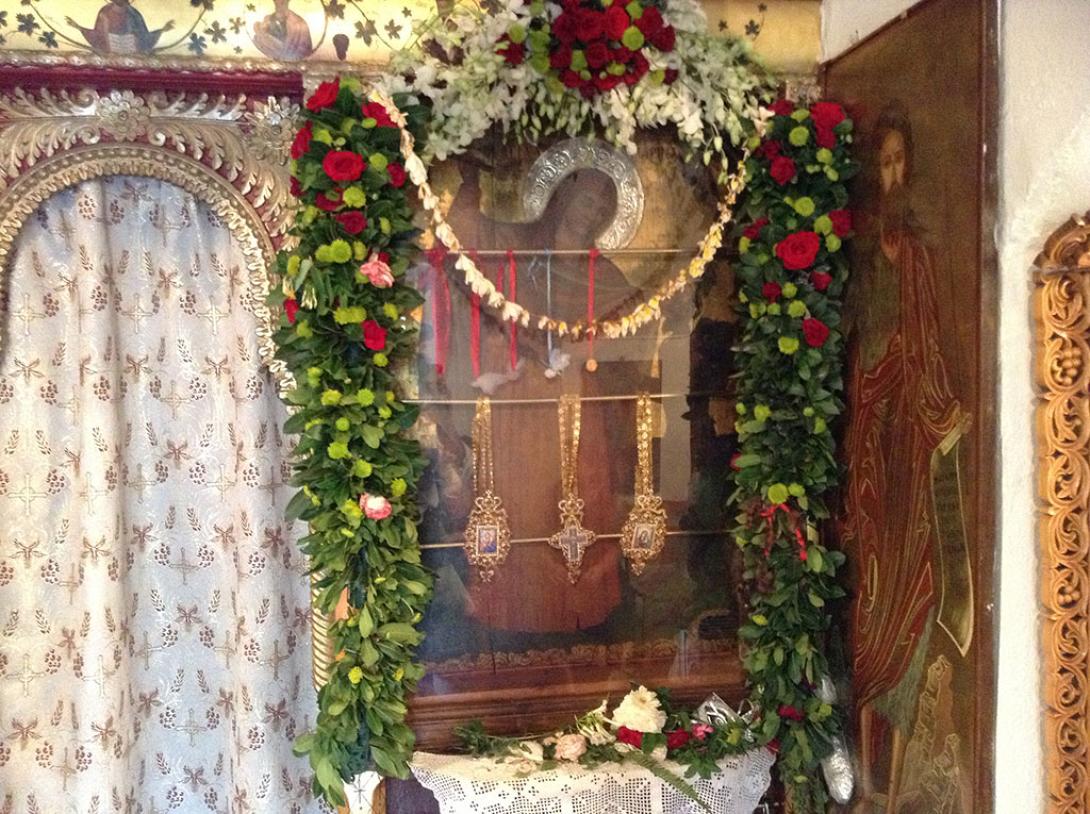 Χιλιάδες πιστοί συρρέουν στην Αγία Μαρίνα Βόνης για να ανάψουν ένα κερί