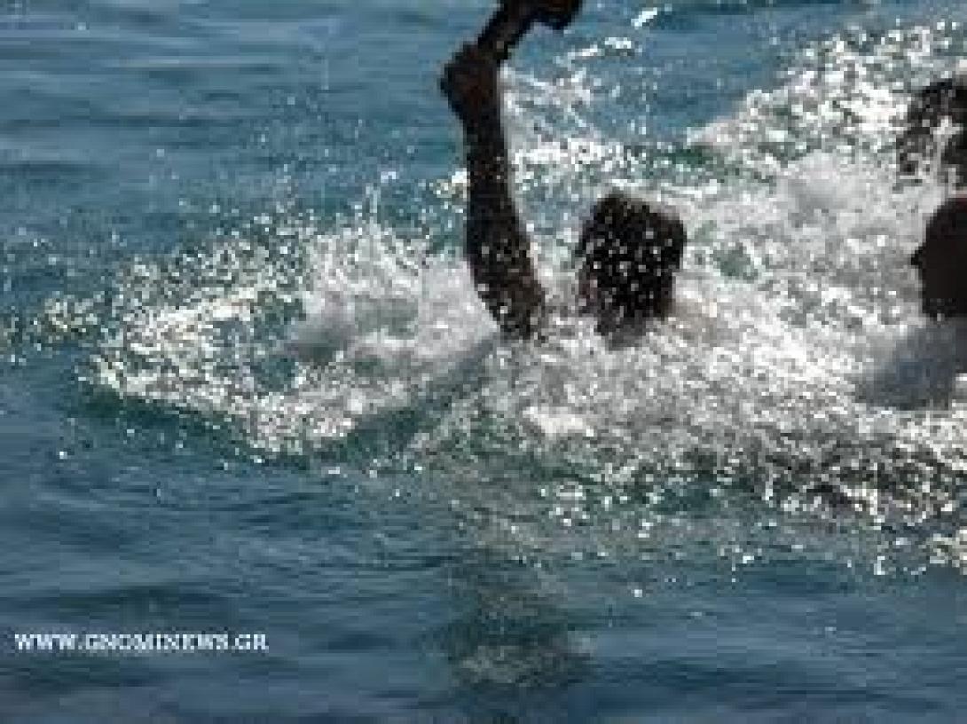 Αυστραλός ανέσυρε τον Σταυρό στον αγιασμό των υδάτων της Μελβούρνης που έγινε από την ομογένεια