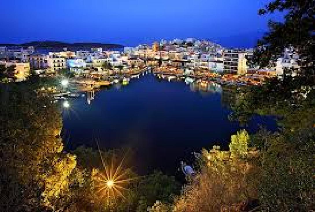 Χριστουγεννιάτικο χωριό στο θεατράκι της λίμνης του Αγίου Νικολάου