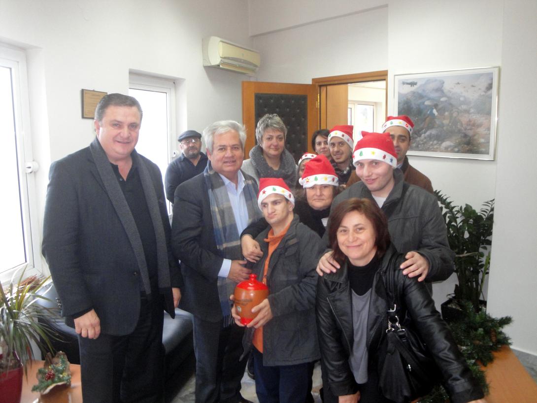 Τα κάλαντα στο δήμαρχο Μαλεβιζίου