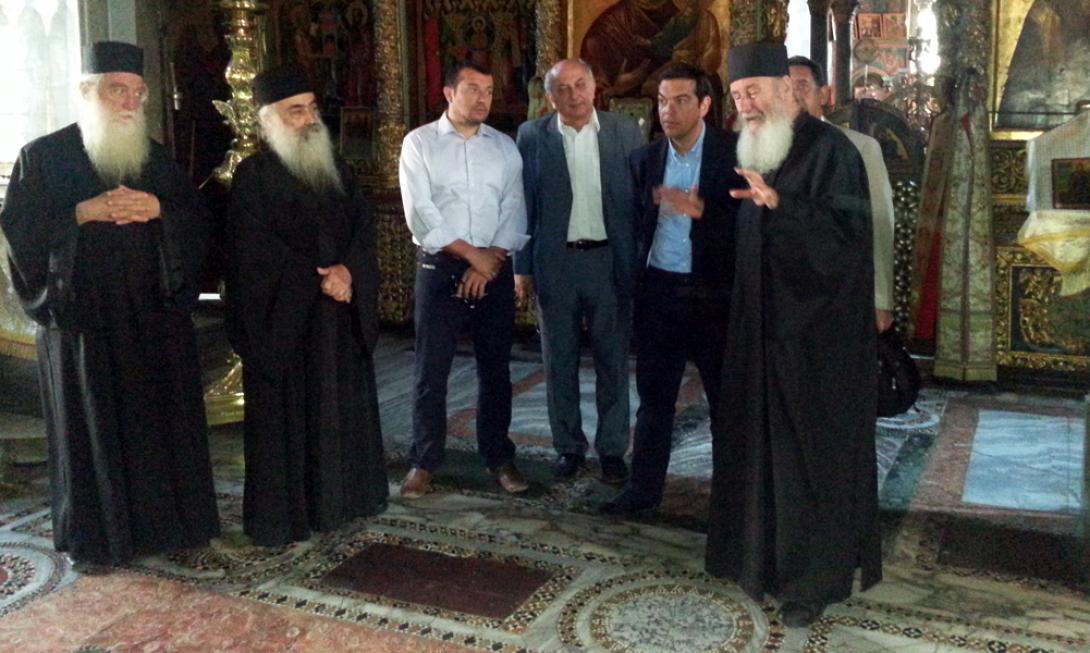 Με εικόνα του Αγίου Αλεξίου στα χέρια, επιστρέφει ο Αλέξης Τσίπρας από το Άγιος Όρος