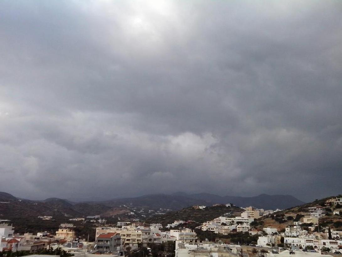 Η άλλη όψη της συννεφιάς πάνω από τον Άγιο Νικόλαο (φωτογραφίες)