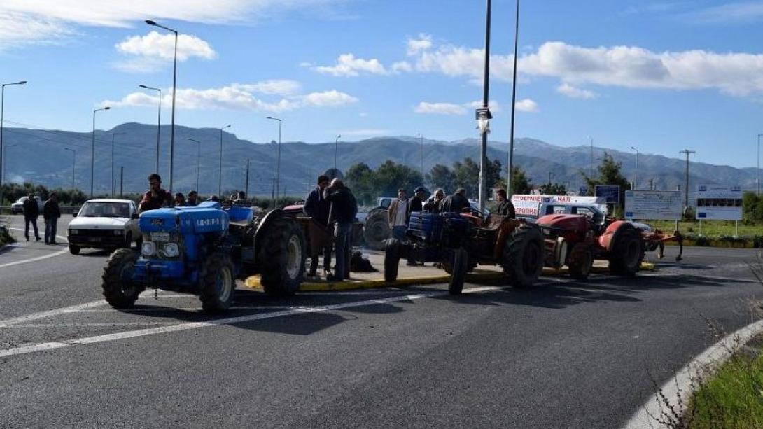 αγροτες τρακτερ.jpg