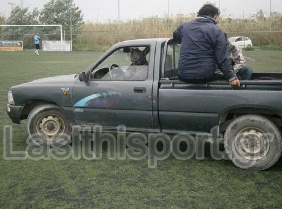Έσπασε το πόδι του στο γήπεδο και τον μετέφεραν με αγροτικό!