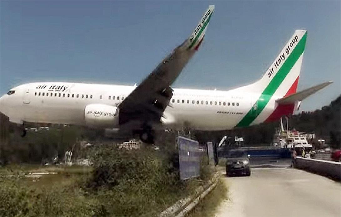 Τα αεροπλάνα σχεδόν... αγγίζουν τα κεφάλια των λουόμενων στη Σκιάθο (Βίντεο)