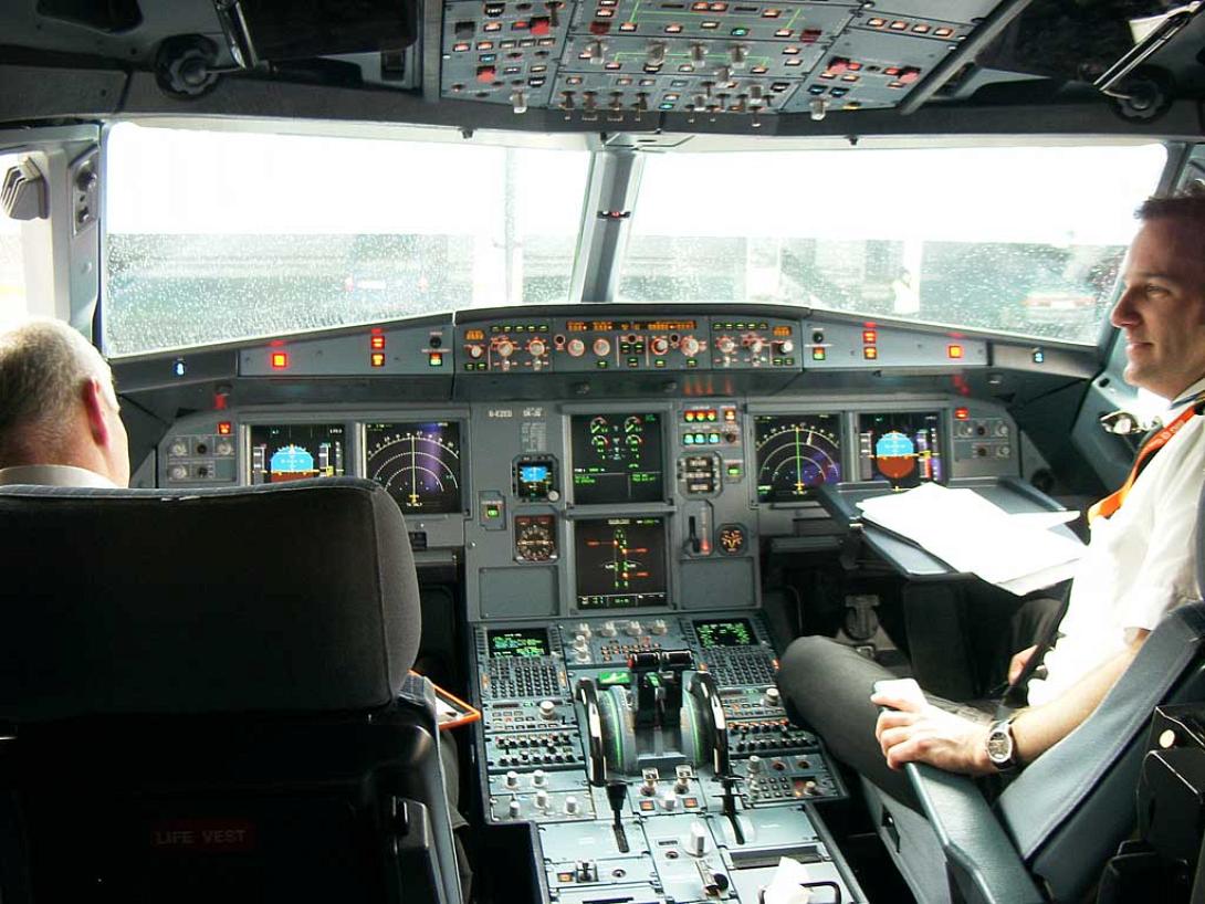 airbus-319-cockpit.jpg