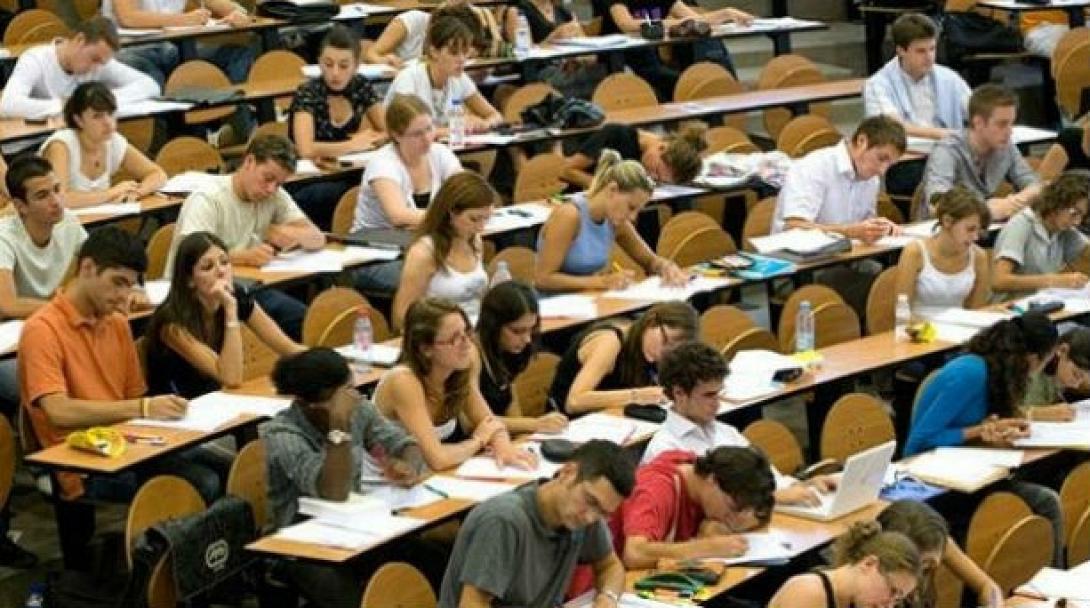 "Παραθυράκι" για να παραμείνουν στα πανεπιστήμια οι αιώνιοι φοιτητές