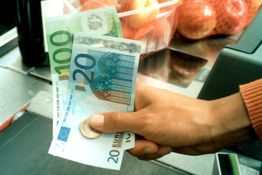 Το κράτος φουντώνει την ακρίβεια