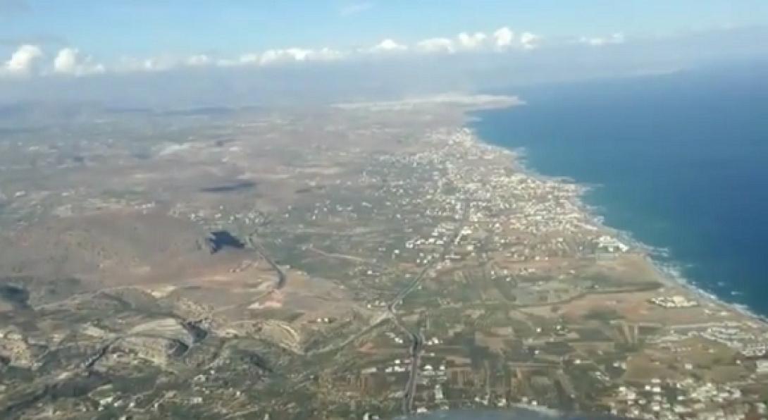 Πετώντας πάνω από τη βόρεια ακτογραμμή της Κρήτης - Εντυπωσιακό βίντεο