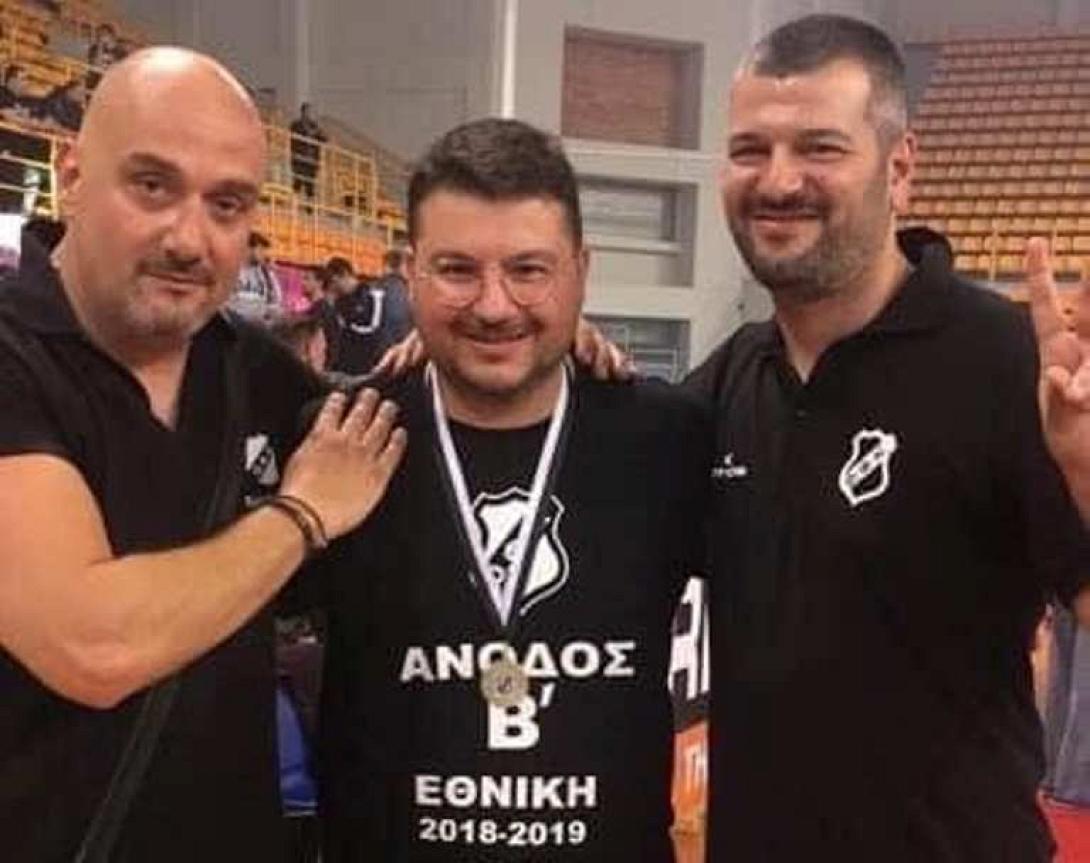 Ο Μανόλης Αλεξάκης στη μέση