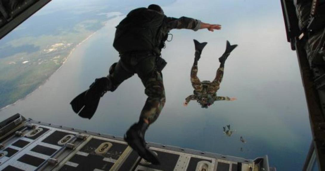 αλεξιπτωτιστης