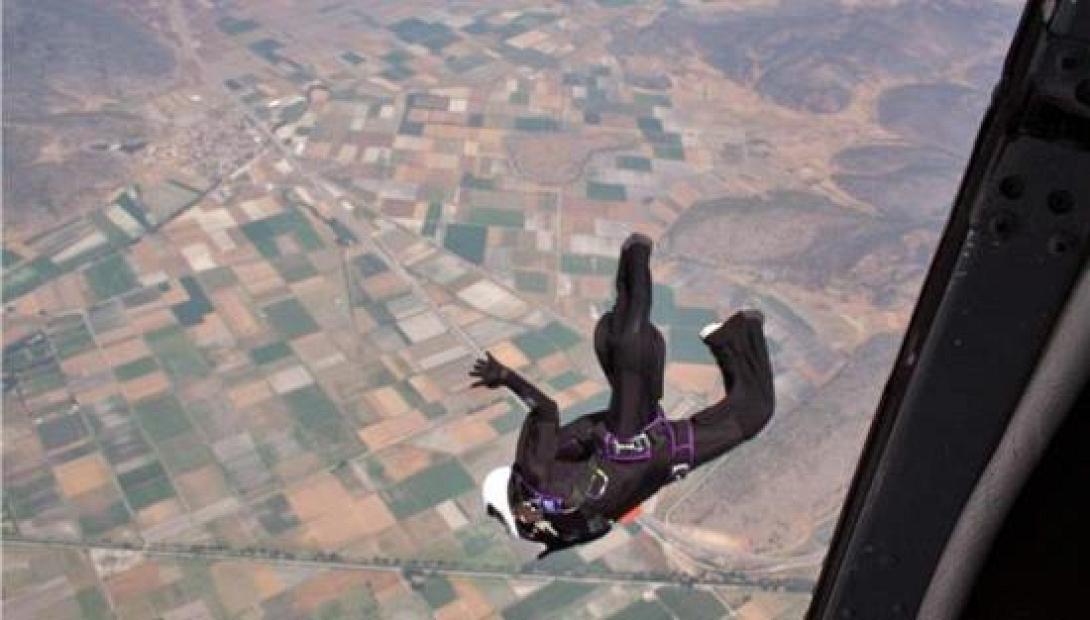 Θαύμα: Αλεξιπτωτιστής επέζησε απο πτώση 1500 μ. με κλειστό αλεξίπτωτο!